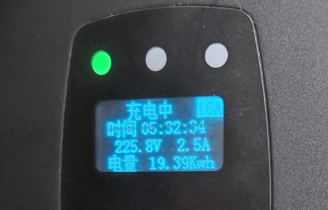 使用一个月下来，不得不承认，这款随车充就是比原配的香