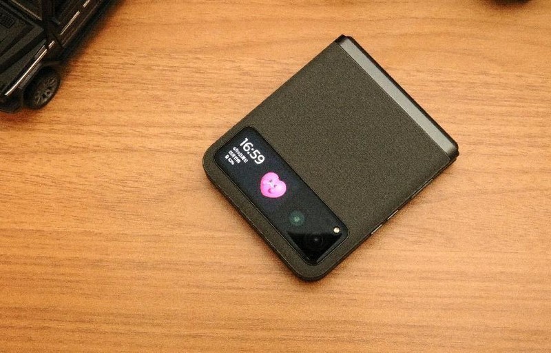 小巧便携颜值高，3999元即可到手的Moto Razr40上手体验