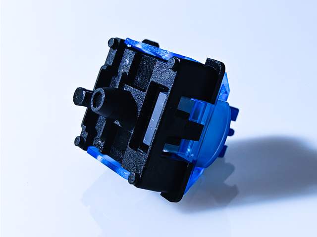 瑞翼鲨 × 思巴达 联合推出深海轴