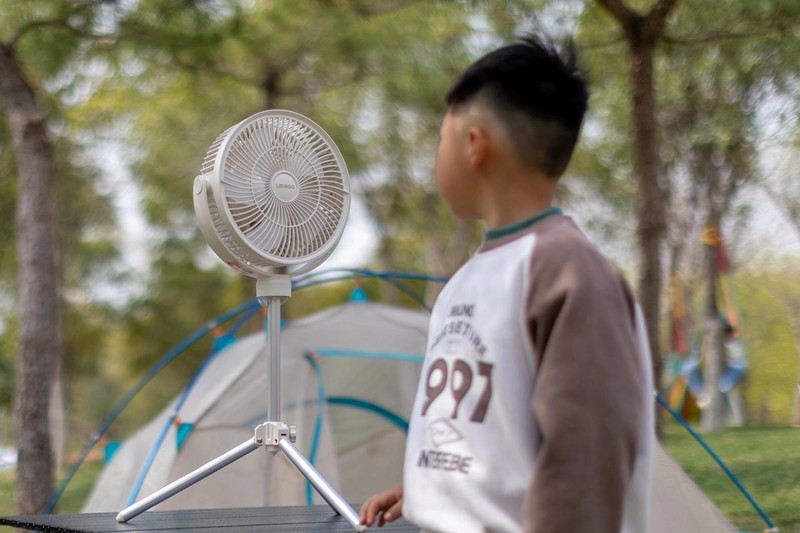 户外清凉无蚊虫，七彩叮当露营风扇，让夏日露营更有氛围感
