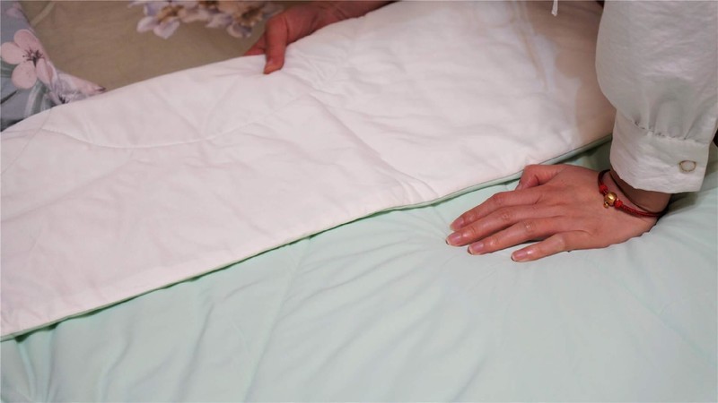 夏日空调房必备！8H 冰镇果冻夏凉被体验：手感丝滑，睡觉盖舒服