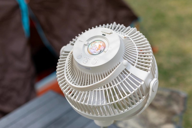 户外清凉无蚊虫，七彩叮当露营风扇，让夏日露营更有氛围感