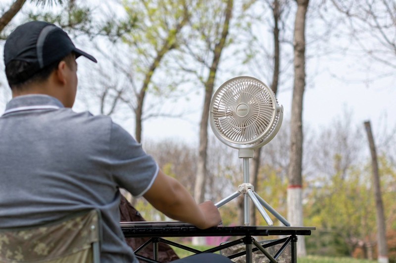 户外清凉无蚊虫，七彩叮当露营风扇，让夏日露营更有氛围感