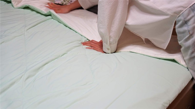 夏日空调房必备！8H 冰镇果冻夏凉被体验：手感丝滑，睡觉盖舒服