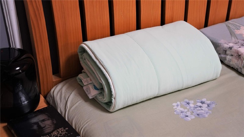 夏日空调房必备！8H 冰镇果冻夏凉被体验：手感丝滑，睡觉盖舒服