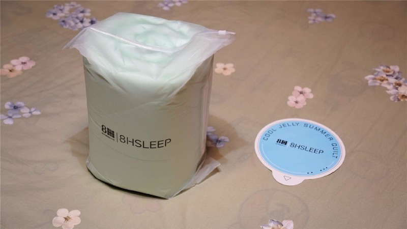 夏日空调房必备！8H 冰镇果冻夏凉被体验：手感丝滑，睡觉盖舒服