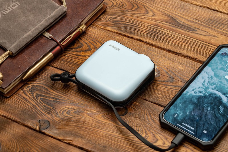 这才是iPhone充电的正确姿态，自带MFi线，IDMIX PD20W充电宝评测