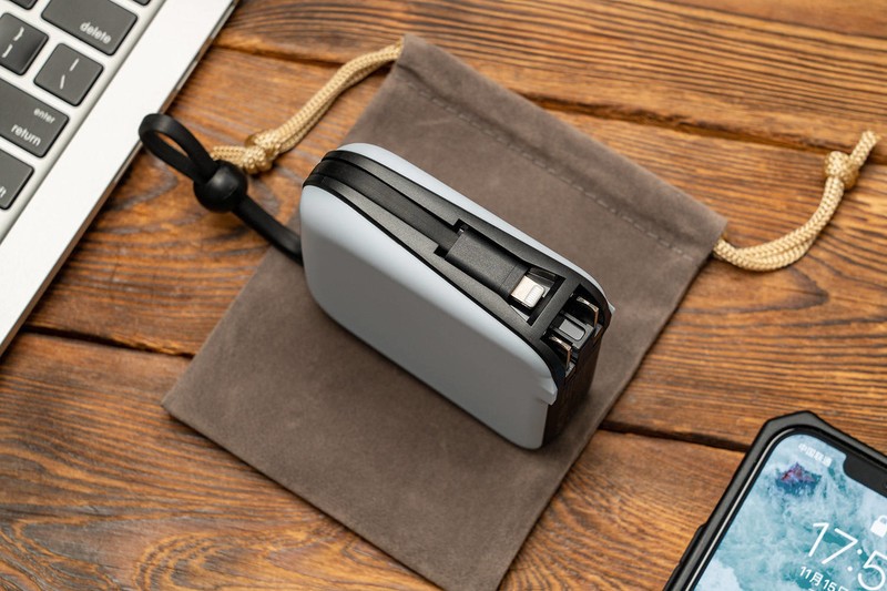 这才是iPhone充电的正确姿态，自带MFi线，IDMIX PD20W充电宝评测