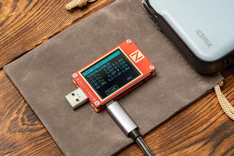 这才是iPhone充电的正确姿态，自带MFi线，IDMIX PD20W充电宝评测