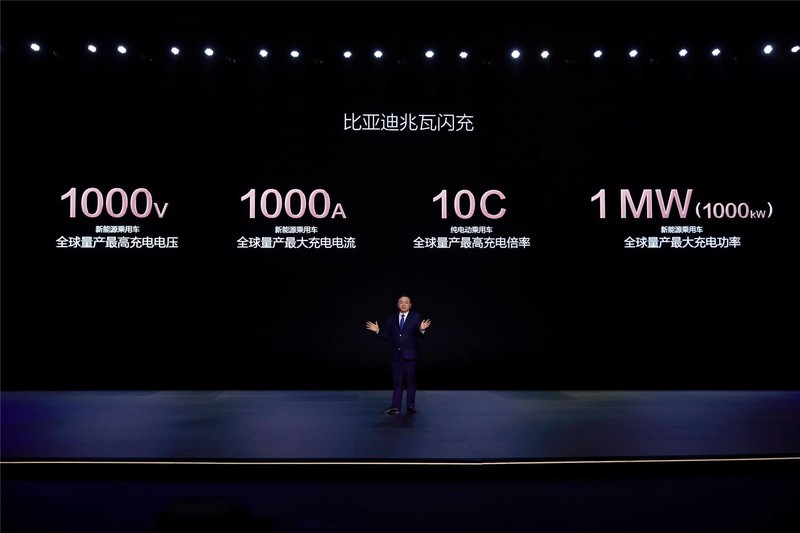 一骑绝尘，比亚迪超级e平台，兆瓦闪充开启油电同速