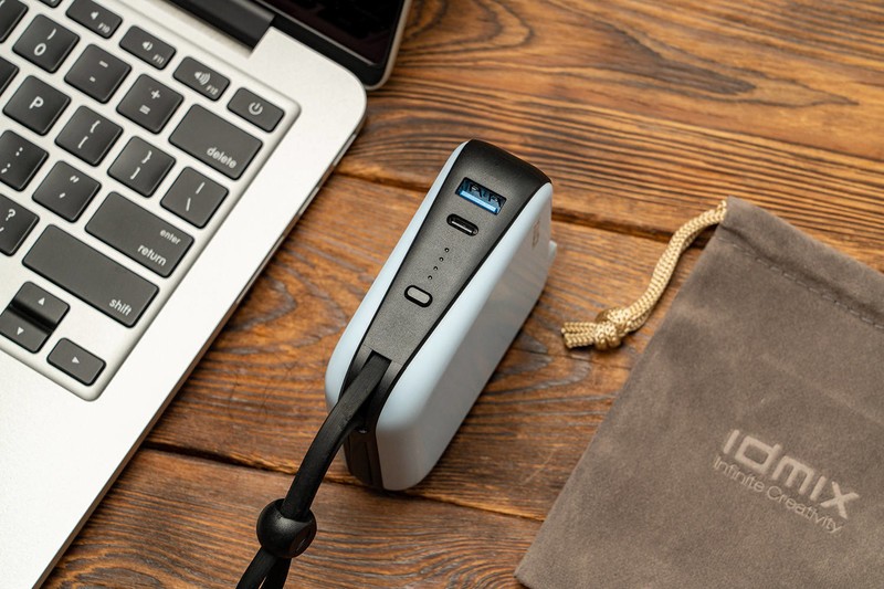 这才是iPhone充电的正确姿态，自带MFi线，IDMIX PD20W充电宝评测