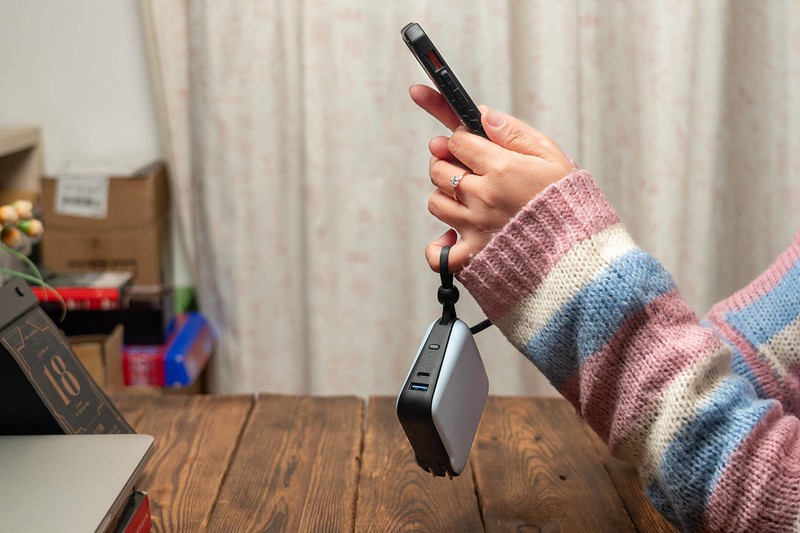 这才是iPhone充电的正确姿态，自带MFi线，IDMIX PD20W充电宝评测