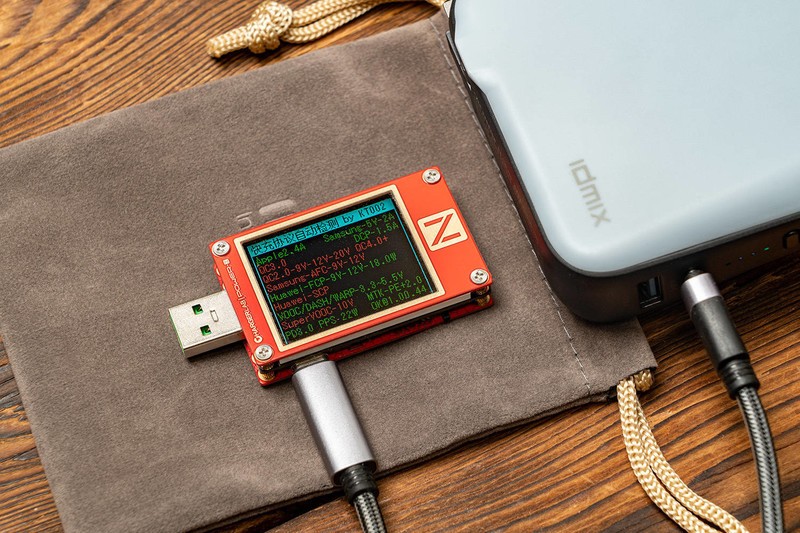这才是iPhone充电的正确姿态，自带MFi线，IDMIX PD20W充电宝评测