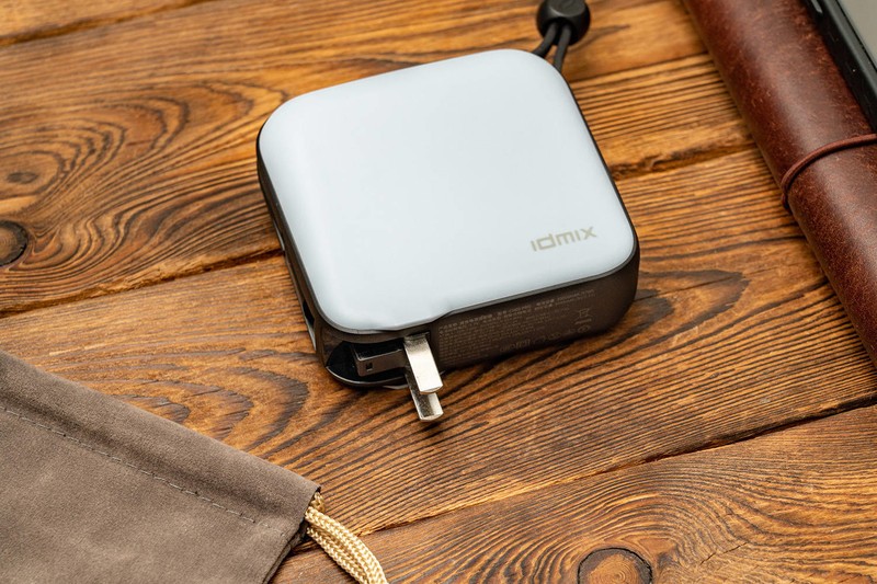 这才是iPhone充电的正确姿态，自带MFi线，IDMIX PD20W充电宝评测