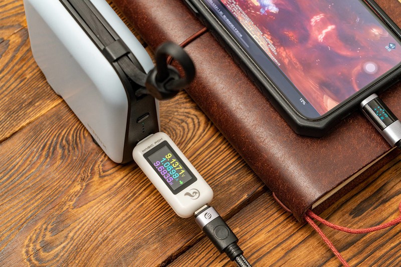 这才是iPhone充电的正确姿态，自带MFi线，IDMIX PD20W充电宝评测