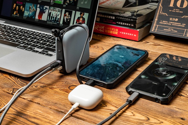 这才是iPhone充电的正确姿态，自带MFi线，IDMIX PD20W充电宝评测