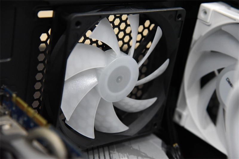 多模风扇组合享受清凉一夏---安钛克DP503雷电机箱升级装机分享