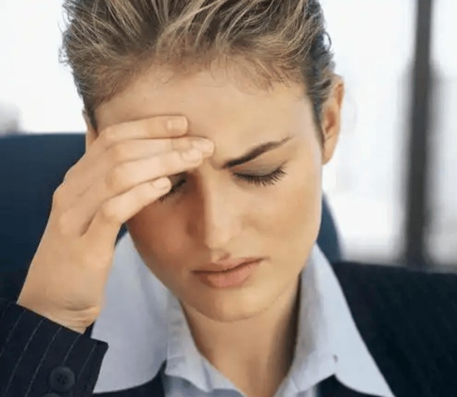 使用护眼台灯还要开室内灯吗？视力危机你根本没意识到！