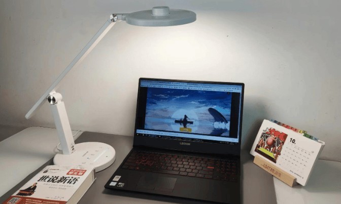 使用护眼台灯还要开室内灯吗？视力危机你根本没意识到！