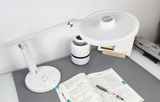 使用护眼台灯还要开室内灯吗？视力危机你根本没意识到！