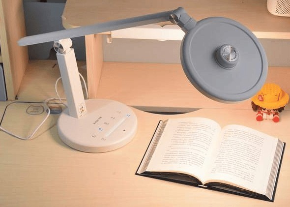 使用护眼台灯还要开室内灯吗？视力危机你根本没意识到！