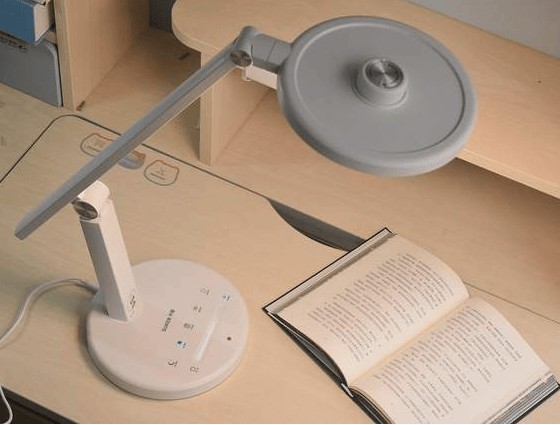 使用护眼台灯还要开室内灯吗？视力危机你根本没意识到！