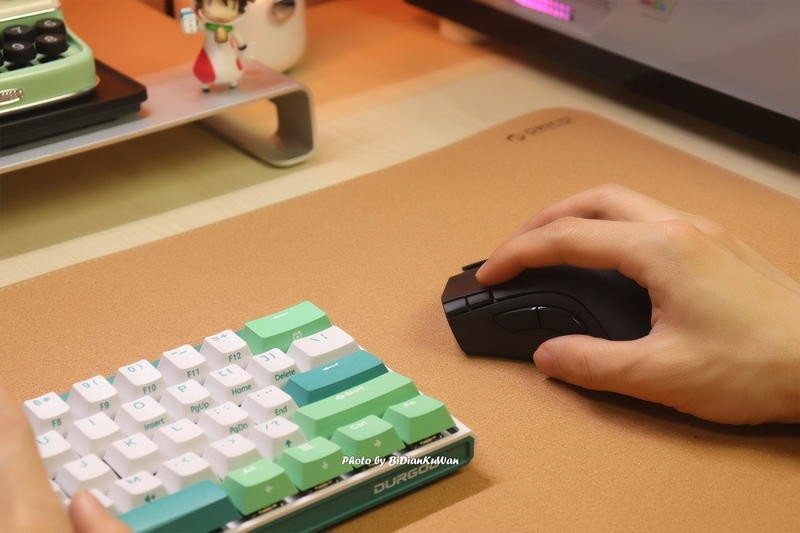 手感超好的无线鼠标，唯一缺憾是无灯，雷蛇炼狱蝰蛇V2 X极速版上手体验