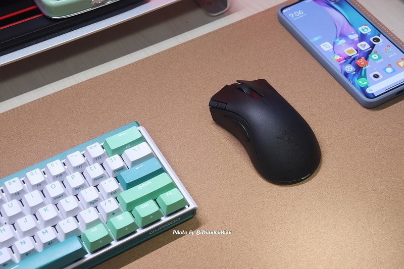 手感超好的无线鼠标，唯一缺憾是无灯，雷蛇炼狱蝰蛇V2 X极速版上手体验