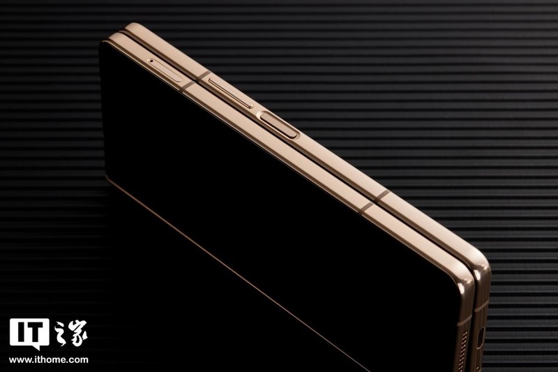 星空体育平台心系天下 W23 手机图赏：黑金折叠，奢华尊贵