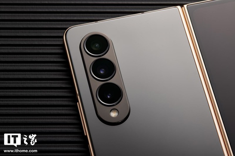 星空体育平台心系天下 W23 手机图赏：黑金折叠，奢华尊贵