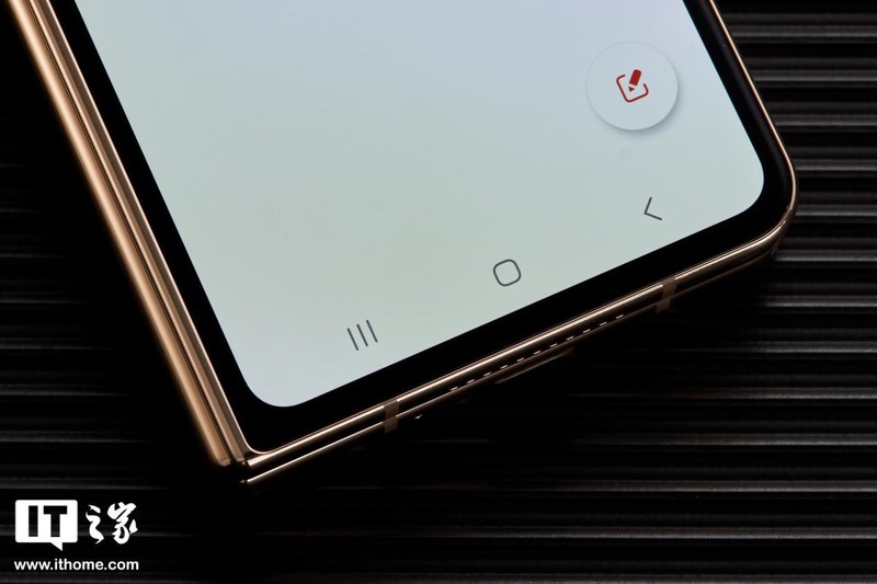 星空体育平台心系天下 W23 手机图赏：黑金折叠，奢华尊贵