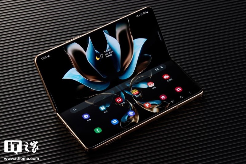 星空体育平台心系天下 W23 手机图赏：黑金折叠，奢华尊贵