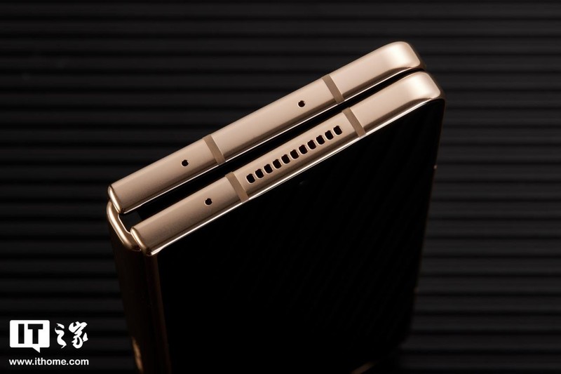 星空体育平台心系天下 W23 手机图赏：黑金折叠，奢华尊贵