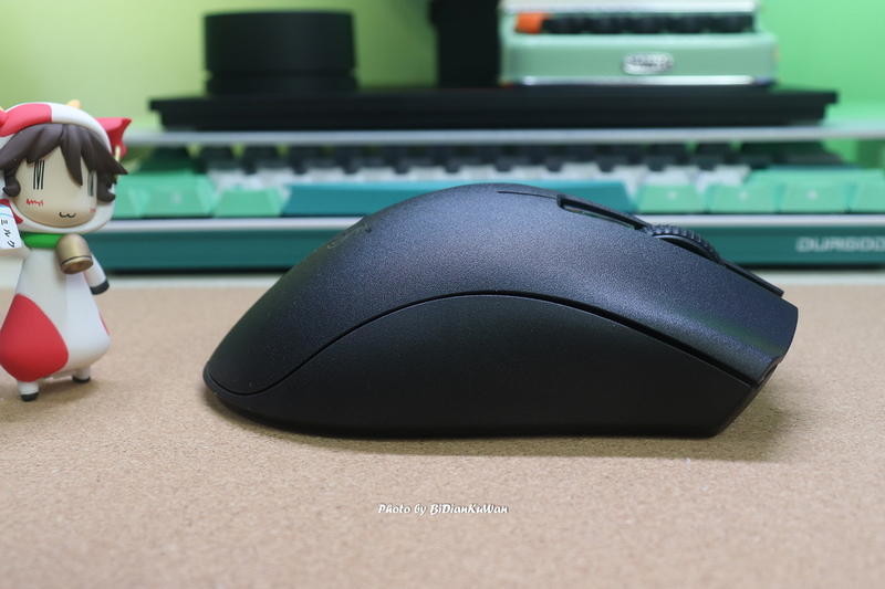 手感超好的无线鼠标，唯一缺憾是无灯，雷蛇炼狱蝰蛇V2 X极速版上手体验