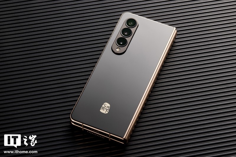 星空体育平台心系天下 W23 手机图赏：黑金折叠，奢华尊贵