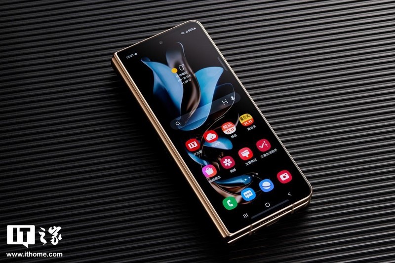 星空体育平台心系天下 W23 手机图赏：黑金折叠，奢华尊贵