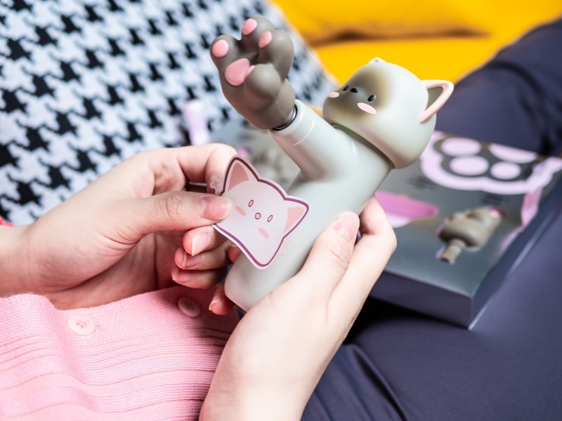 不爱口红不爱包，只爱这只贴贴猫！