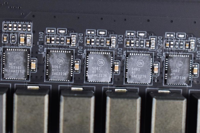 技嘉Z790 AORUS ELITE AX主板开箱拆解评测：玩的就是堆料