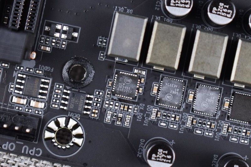 技嘉Z790 AORUS ELITE AX主板开箱拆解评测：玩的就是堆料