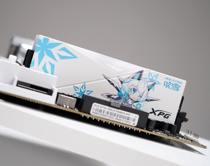 Z690吹雪主板颜值搭档：XPG龙耀DDR5吹雪联名内存评测