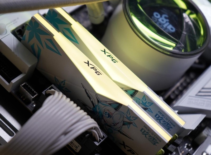 Z690吹雪主板颜值搭档：XPG龙耀DDR5吹雪联名内存评测