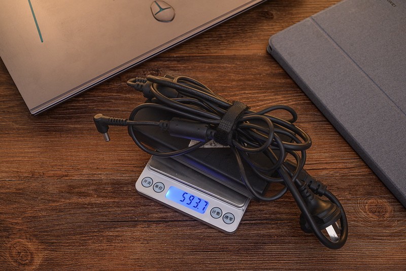 商拍、出差、桌面好帮手，游戏本手机平板全照顾，SlimQ F330氮化镓充电器