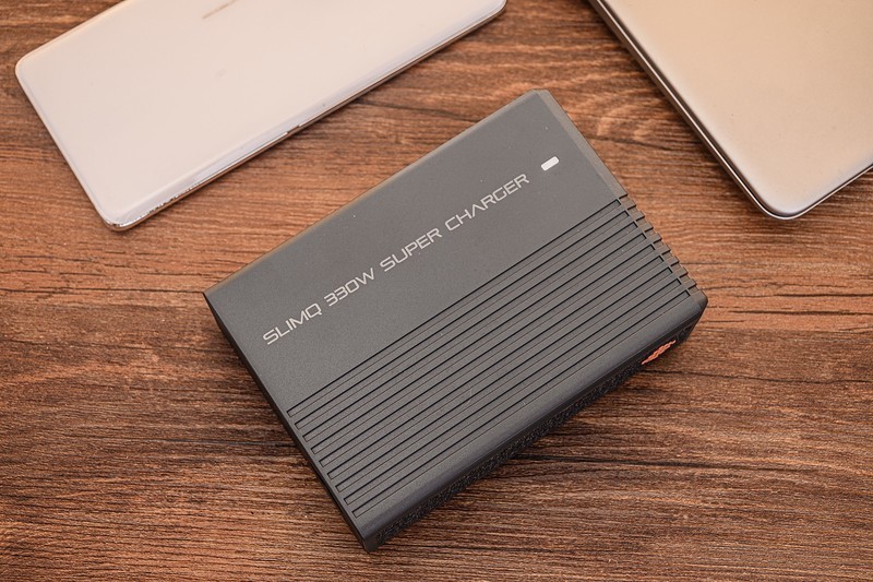 商拍、出差、桌面好帮手，游戏本手机平板全照顾，SlimQ F330氮化镓充电器