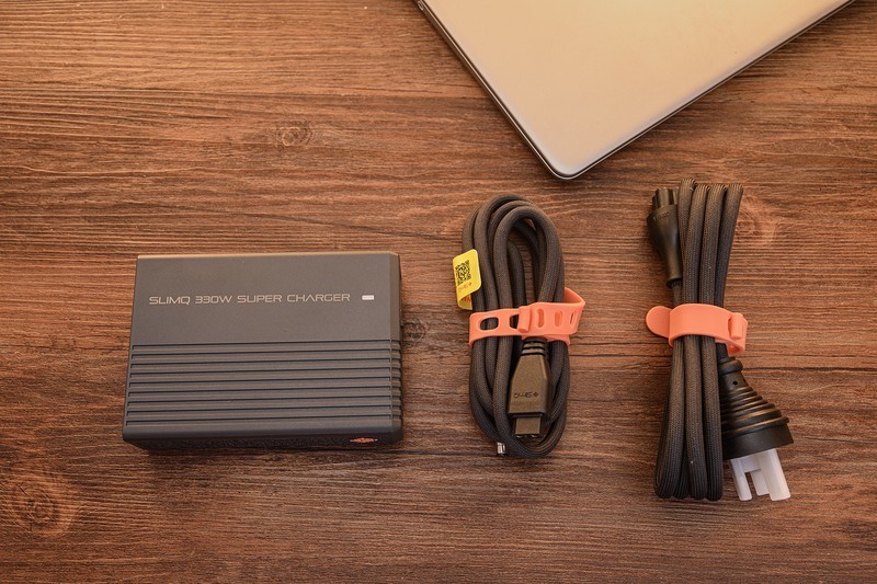 商拍、出差、桌面好帮手，游戏本手机平板全照顾，SlimQ F330氮化镓充电器