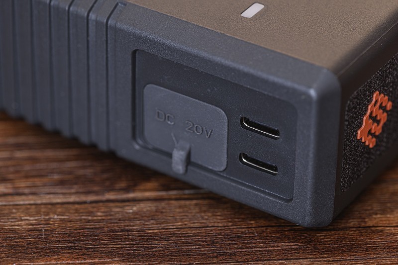 商拍、出差、桌面好帮手，游戏本手机平板全照顾，SlimQ F330氮化镓充电器