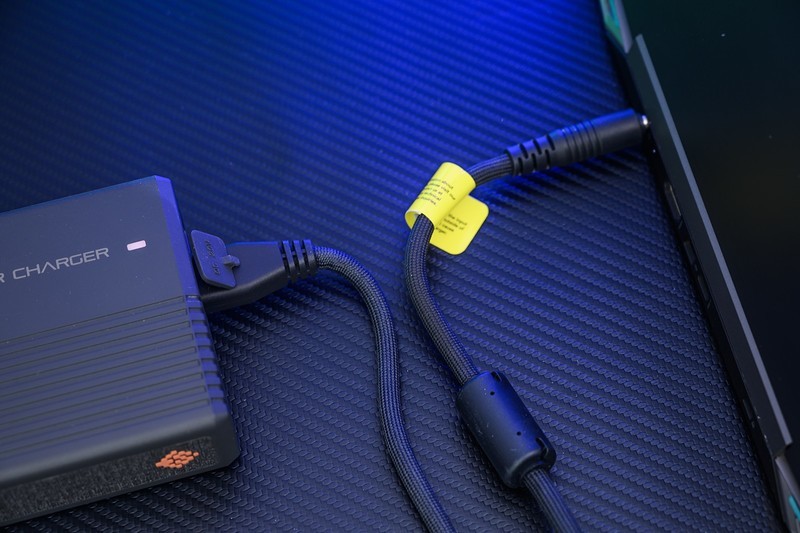 商拍、出差、桌面好帮手，游戏本手机平板全照顾，SlimQ F330氮化镓充电器