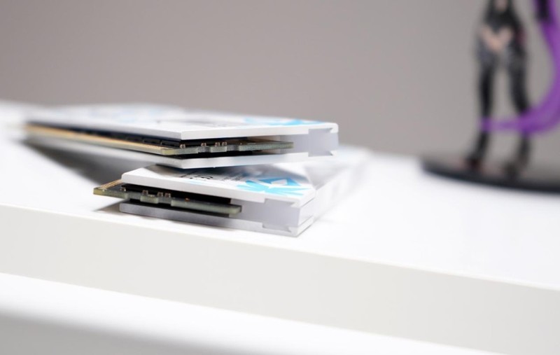 Z690吹雪主板颜值搭档：XPG龙耀DDR5吹雪联名内存评测