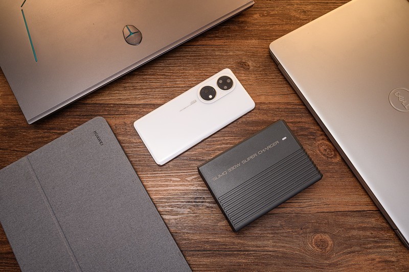 商拍、出差、桌面好帮手，游戏本手机平板全照顾，SlimQ F330氮化镓充电器