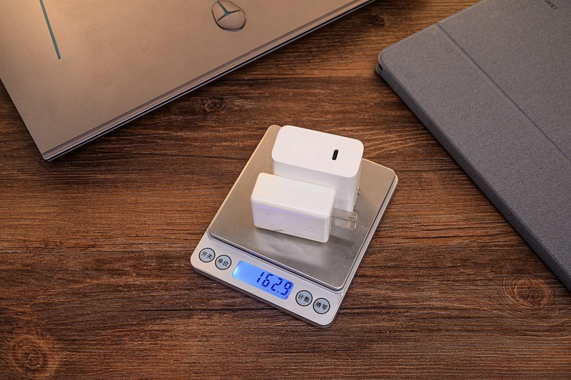 商拍、出差、桌面好帮手，游戏本手机平板全照顾，SlimQ F330氮化镓充电器