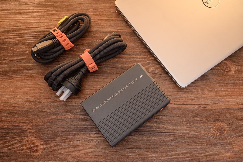 商拍、出差、桌面好帮手，游戏本手机平板全照顾，SlimQ F330氮化镓充电器
